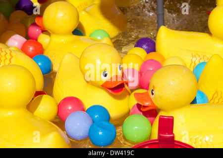 Canards jaunes en plastique à un décrochage d'une foire Banque D'Images