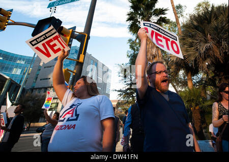 Tucson, Arizona, USA. Feb 26, 2014. Plus de 75 personnes se sont réunies au centre-ville de Tucson (Arizona) en attente de mot du bureau du gouverneur à propos de son action sur la mesure controversée SB1062 qui permettrait aux entreprises privées de refuser de faire les lesbiennes, gays, bisexuels, transexuels et homosexuels en fonction de la propriétaire d'entreprise la liberté de religion. Le gouverneur a mis son veto au projet de loi ce soir. Credit : Seberger/ZUMAPRESS.com/Alamy Live News Banque D'Images