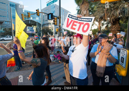 Tucson, Arizona, USA. Feb 26, 2014. Plus de 75 personnes se sont réunies au centre-ville de Tucson (Arizona) en attente de mot du bureau du gouverneur à propos de son action sur la mesure controversée SB1062 qui permettrait aux entreprises privées de refuser de faire les lesbiennes, gays, bisexuels, transexuels et homosexuels en fonction de la propriétaire d'entreprise la liberté de religion. Le gouverneur a mis son veto au projet de loi ce soir. Credit : Seberger/ZUMAPRESS.com/Alamy Live News Banque D'Images