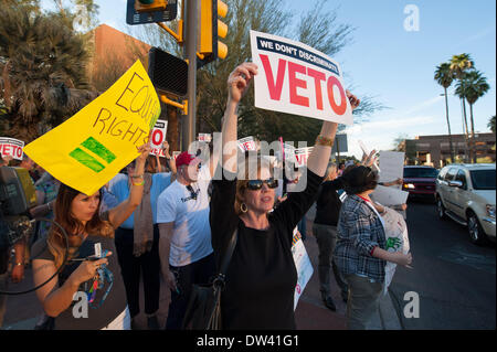 Tucson, Arizona, USA. Feb 26, 2014. Plus de 75 personnes se sont réunies au centre-ville de Tucson (Arizona) en attente de mot du bureau du gouverneur à propos de son action sur la mesure controversée SB1062 qui permettrait aux entreprises privées de refuser de faire les lesbiennes, gays, bisexuels, transexuels et homosexuels en fonction de la propriétaire d'entreprise la liberté de religion. Le gouverneur a mis son veto au projet de loi ce soir. Credit : Seberger/ZUMAPRESS.com/Alamy Live News Banque D'Images