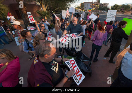 Tucson, Arizona, USA. Feb 26, 2014. Plus de 75 personnes se sont réunies au centre-ville de Tucson (Arizona) en attente de mot du bureau du gouverneur à propos de son action sur la mesure controversée SB1062 qui permettrait aux entreprises privées de refuser de faire les lesbiennes, gays, bisexuels, transexuels et homosexuels en fonction de la propriétaire d'entreprise la liberté de religion. Le gouverneur a mis son veto au projet de loi ce soir. Credit : Seberger/ZUMAPRESS.com/Alamy Live News Banque D'Images