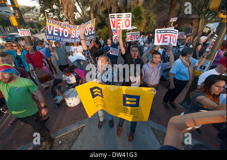 Tucson, Arizona, USA. Feb 26, 2014. Plus de 75 personnes se sont réunies au centre-ville de Tucson (Arizona) en attente de mot du bureau du gouverneur à propos de son action sur la mesure controversée SB1062 qui permettrait aux entreprises privées de refuser de faire les lesbiennes, gays, bisexuels, transexuels et homosexuels en fonction de la propriétaire d'entreprise la liberté de religion. Le gouverneur a mis son veto au projet de loi ce soir. Credit : Seberger/ZUMAPRESS.com/Alamy Live News Banque D'Images