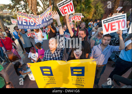 Tucson, Arizona, USA. Feb 26, 2014. Plus de 75 personnes se sont réunies au centre-ville de Tucson (Arizona) en attente de mot du bureau du gouverneur à propos de son action sur la mesure controversée SB1062 qui permettrait aux entreprises privées de refuser de faire les lesbiennes, gays, bisexuels, transexuels et homosexuels en fonction de la propriétaire d'entreprise la liberté de religion. Le gouverneur a mis son veto au projet de loi ce soir. Credit : Seberger/ZUMAPRESS.com/Alamy Live News Banque D'Images