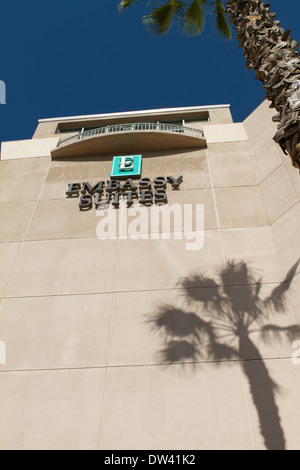 Le panneau Embassy Suites Hotel dans la ville de Brea California Banque D'Images