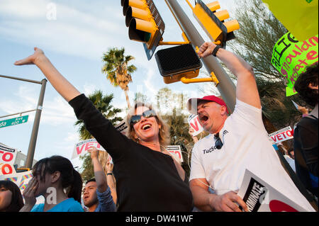 Tucson, Arizona, USA. Feb 26, 2014. MICHAEL WOODWARD, droite, réagit aux nouvelles que Gov. J. Brewer's veto SB1062, un projet de loi qui aurait permis à des propriétaires d'entreprise de refuser le service à d'autres gays ou pour des motifs religieux. Le projet de loi a attiré la controverse puisqu'il est passé l'assemblée législative de l'Arizona jeudi dernier. Credit : Seberger/ZUMAPRESS.com/Alamy Live News Banque D'Images