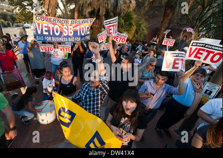 Tucson, Arizona, USA. Feb 26, 2014. Plus de 75 personnes se sont réunies au centre-ville de Tucson (Arizona) en attente de mot du bureau du gouverneur à propos de son action sur la mesure controversée SB1062, un projet de loi qui aurait permis à des propriétaires d'entreprise de refuser le service à d'autres gays ou pour des motifs religieux. Le gouverneur a mis son veto au projet de loi ce soir. Credit : Seberger/ZUMAPRESS.com/Alamy Live News Banque D'Images
