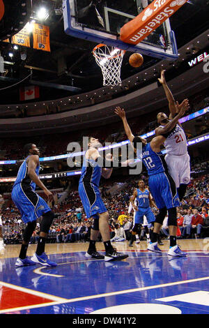 Philadelphie, Pennsylvanie, USA. Feb 26, 2014. Philadelphia 76ers avant Thaddeus Young (21) tire la balle au dessus d'Orlando Magic petit ailier Tobias Harris (12) au cours de la NBA match entre le Orlando Magic et les Philadelphia 76ers au Wells Fargo Center de Philadelphie, Pennsylvanie. La magie a remporté 101-90. Christopher Szagola/Cal Sport Media/Alamy Live News Banque D'Images