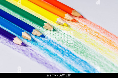 Crayons de couleur arc-en-ciel sur le papier texturisé shot close up Banque D'Images