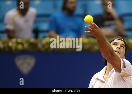 Sao Paulo, Brésil. Feb 26, 2014. L'Allemagne Tommy Haas sert à Potito Satarace d'Italie à l'occasion d'un match de l'Open de tennis du Brésil à Sao Paulo, Brésil, le 26 février, 2014. Credit : Rahel Patrasso/Xinhua/Alamy Live News Banque D'Images