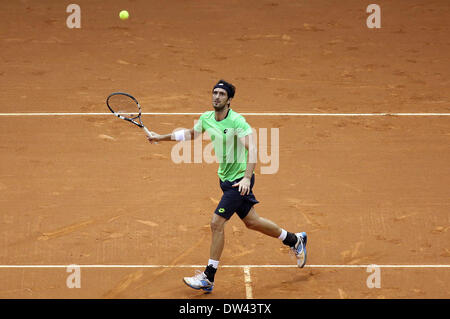 Sao Paulo, Brésil. Feb 26, 2014. Satarace l'Italie Potito retourne à Tommy Haas, de l'Allemagne pendant un match de l'Open de tennis du Brésil à Sao Paulo, Brésil, le 26 février, 2014. Credit : Rahel Patrasso/Xinhua/Alamy Live News Banque D'Images