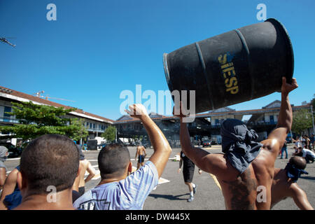 Rio de Janeiro, Brésil. Feb 26, 2014. Démonstration de mobs a agi par des agents de police 'affronter' avec la police anti-émeute lors d'une perceuse à Rio de Janeiro, Brésil, le 26 février 2014. Un exercice de lutte contre la violence a été menée par la police militaire ici mercredi pour se préparer au prochain carnaval et la finale de la Coupe du Monde FIFA 2014. © Xu Zijian/Xinhua/Alamy Live News Banque D'Images