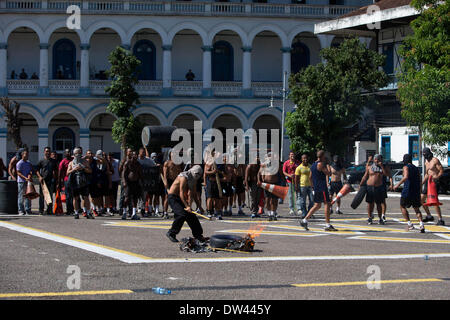 Rio de Janeiro, Brésil. Feb 26, 2014. Démonstration de mobs a agi par des agents de police 'affronter' avec la police anti-émeute lors d'une perceuse à Rio de Janeiro, Brésil, le 26 février 2014. Un exercice de lutte contre la violence a été menée par la police militaire ici mercredi pour se préparer au prochain carnaval et la finale de la Coupe du Monde FIFA 2014. © Xu Zijian/Xinhua/Alamy Live News Banque D'Images