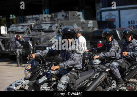 Rio de Janeiro, Brésil. Feb 26, 2014. Les agents de police se rassemblent sur une perceuse à Rio de Janeiro, Brésil, le 26 février 2014. Un exercice de lutte contre la violence a été menée par la police militaire ici mercredi pour se préparer au prochain carnaval et la finale de la Coupe du Monde FIFA 2014. © Xu Zijian/Xinhua/Alamy Live News Banque D'Images