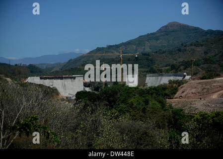 (140227) -- NGABE BUGLE RÉGION, le 27 février 2014 (Xinhua) -- le 'Projet hydroélectrique de Barro Blanco' est vu en tole ville, adjacent à l'Ngabe Bugle région autochtone, à 450 km à l'ouest de la ville de Panama, capitale du Panama, le 26 février, 2014. Le bugle Ngabe région autochtone est situé dans la région de l'ouest du Panama, et couvre une superficie de 6 968 km2, avec 91  % de sa population vivant dans la pauvreté extrême. Les chefs autochtones de la région a déclaré un Ngabe bugle 'alerte nationale', en raison de l'avis d'expulsion émis par une société qui développe le projet hydro-électrique 'Barro Blanco'. L Banque D'Images