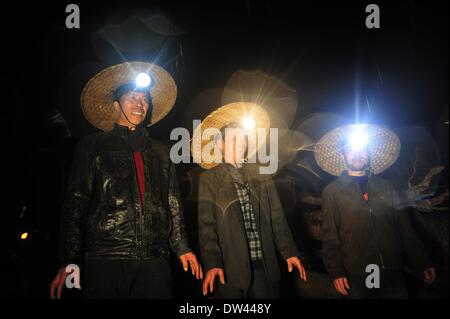 (140227) -- RONG'AN, 27 février 2014 (Xinhua) -- Les villageois travaillent la nuit dans Tongban Village, Rong'an County, Chine du Sud, région autonome Zhuang du Guangxi, le 21 février 2014. Tongban, village situé dans les régions montagneuses de Rong'an de la région autonome Zhuang du Guangxi, utilisé pour être un petit village avec plus de 100 habitants qui vivaient par la plantation de pruniers. Depuis les années 1990, la jeune génération d'Tongban a renoncé à la vie et il y a commencé à travailler dans les villes. Comme de plus en plus de jeunes personnes hors de la ville, le village animé une fois était en baisse avec seulement quelques ag Banque D'Images