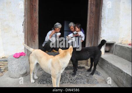 (140227) -- RONG'AN, 27 février 2014 (Xinhua) -- Seulement deux vieilles femmes et un kid est à la maison pendant que 5 autres de villageois sont aller au marché lorsque le journaliste d'abord arrivés dans Tongban Village, Rong'an County, Chine du Sud, région autonome Zhuang du Guangxi, le 21 octobre 2012. Tongban, village situé dans les régions montagneuses de Rong'an de la région autonome Zhuang du Guangxi, utilisé pour être un petit village avec plus de 100 habitants qui vivaient par la plantation de pruniers. Depuis les années 1990, la jeune génération d'Tongban a renoncé à la vie et il y a commencé à travailler dans les villes. Comme de plus en plus Banque D'Images