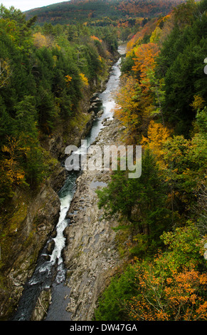 Woodstock Vermont belle gorge à Quechee State Park avec les couleurs des feuilles d'automne en octobre et la rivière depuis le pont au-dessus de la gorge, Banque D'Images