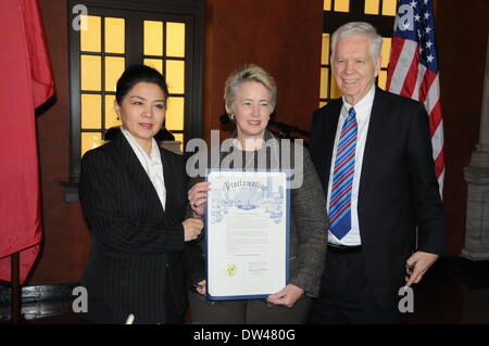 Houston, Texas, USA. Feb 26, 2014. Le maire de Houston Annise Parker (C) en vedette l'ancien président américain George H. W. La lettre de Bush à la cérémonie d'ouverture des partenariats à Houston, le 26 février 2014. Une organisation sans but lucratif avec l'ancien président américain George H. W. Bush comme son président honoraire a été dévoilé mercredi à Houston pour renforcer les échanges entre les États-Unis et la Chine. Credit : Wang Sidi Saïd Diouri/Xinhua/Alamy Live News Banque D'Images