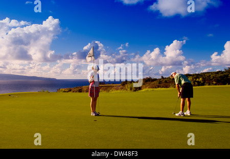 Mettre deux ou trois sur le trou de l'océan et jouer thr célèbre et exclusif au cours de la plantation près de Kapalua Lahaina à Maui Hawaii Banque D'Images