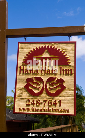 Hana relaxant Hale Inn signe avec bungalows par l'eau dans la détente à Maui Hawaii Hana à distance Banque D'Images