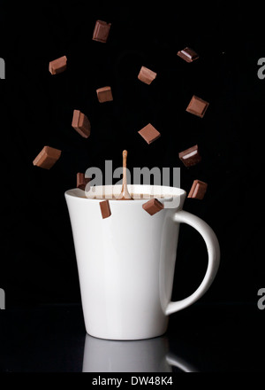 Une tasse de chocolat chaud avec des cubes de chocolat Banque D'Images
