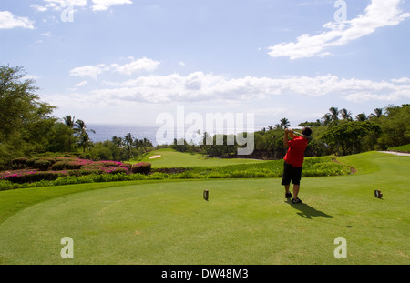 Au golfeur magnifique Wailea Emerald trou # 1 cours avec palmiers fleurs beauté à Maui Hawaii Banque D'Images