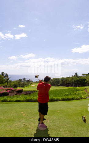 Au golfeur magnifique Wailea Emerald trou # 1 cours avec palmiers fleurs beauté à Maui Hawaii Banque D'Images