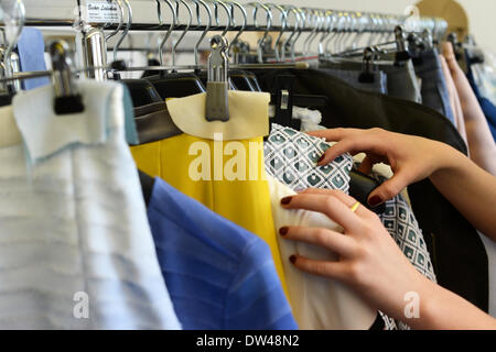 Berlin-Kreuzberg, Allemagne. 28 Juin, 2013. Exclusif - Un employé organise des créations dans l'atelier de la mode label Achtland à Berlin-Kreuzberg, Allemagne, le 28 juin 2013. La marque basée à Berlin à la Mercedes Benz Fashion Week avec un défilé au Crown Palais du Prince le 02 juillet 2013. Photo : JENS KALAENE/dpa/Alamy Live News Banque D'Images