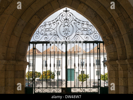 Vue par les portes de la cathédrale catholique à l'intérieur de la vieille ville de Faro, Algarve, Portugal, Europe Banque D'Images