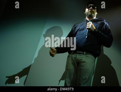 Berlin, Allemagne. Feb 26, 2014. Le rappeur allemand Sido joue sur la scène à la salle de concert sold out Columbiahalle à Berlin, Allemagne, 26 février 2014. Photo : Britta Pedersen/dpa/Alamy Live News Banque D'Images