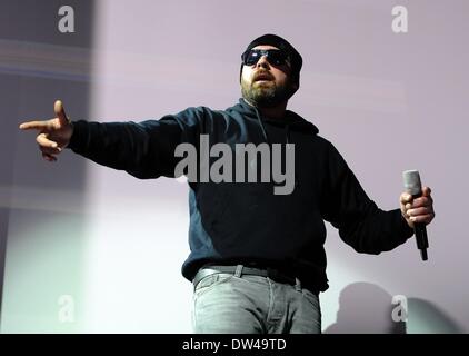 Berlin, Allemagne. Feb 26, 2014. Le rappeur allemand Sido joue sur la scène à la salle de concert sold out Columbiahalle à Berlin, Allemagne, 26 février 2014. Photo : Britta Pedersen/dpa/Alamy Live News Banque D'Images