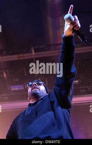 Berlin, Allemagne. Feb 26, 2014. Le rappeur allemand Sido joue sur la scène à la salle de concert sold out Columbiahalle à Berlin, Allemagne, 26 février 2014. Photo : Britta Pedersen/dpa/Alamy Live News Banque D'Images