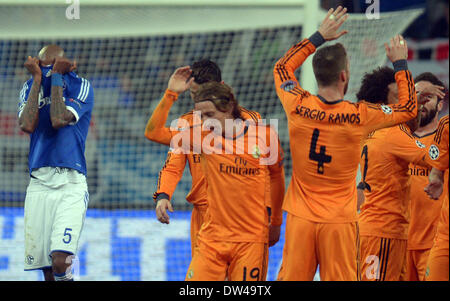 Gelsenkirchen, Allemagne. Feb 26, 2014. Schalke est Felipe Santana (L) à côté de Madrid, Luka Modric (C) et Sergio Ramos célébrant le 0-4 but durant le cycle de 16 ans de la Ligue des Champions entre le FC Schalke 04 et le Real Madrid au stade de Gelsenkirchen Gelsenkirchen, Allemagne, 26 février 2014. Photo : FEDERICO GAMBARINI/dpa/Alamy Live News Banque D'Images