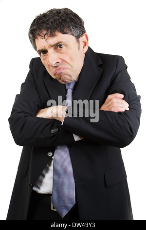 Malheureux businessman standing avec ses bras croisés et grimaçant à dévorant l'appareil photo avec une expression maussade, isolé. Banque D'Images