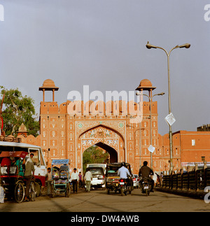 Chandpole porte à la Ville Rose de Jaipur au Rajasthan en Inde en Asie du Sud. Architecture Bâtiment Histoire Culture Voyage Wanderlust Banque D'Images