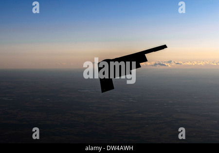 L'US Air Force B-2 Spirit stealth bomber survole Whiteman Air Force Base le 20 février 2014 Le bouton Noster, MO. Banque D'Images