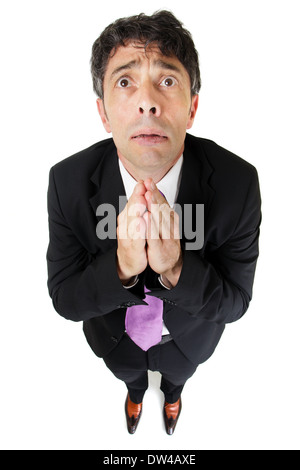 High angle humoristique full length portrait d'un homme priant dans la supplication désespérée pour demander de l'aide Banque D'Images