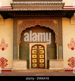 Rose Gate à Jaipur City Palace à Jaipur La ville rose du Rajasthan en Inde, en Asie du Sud. Porte Architecture bâtiment orné de décoration Travel Banque D'Images