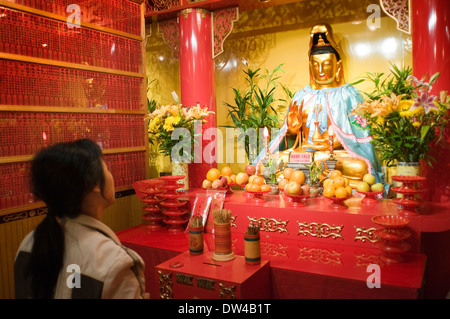 Dans l'autel du temple bouddhiste dans le quartier chinois de New York, Amitabha Buddhist Society of U. S.A. 'Sung Tak Temple de New York". Banque D'Images