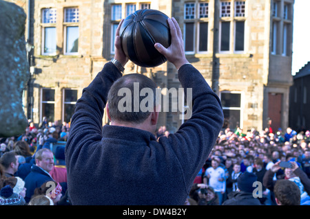 dh nouvel an Ba Jeux KIRKWALL ÉVÉNEMENTS ORKNEY ECOSSE début du jeu d'années prêt à jeter le ballon à des uppies et des colombes Banque D'Images