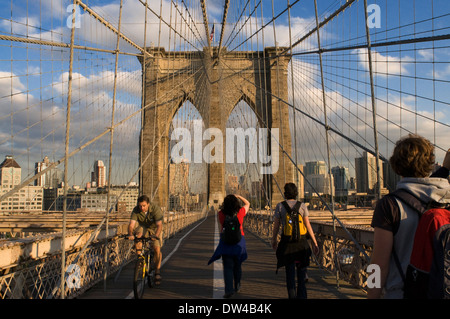 Le Pont de Brooklyn, New York City Etats-unis d'Amérique du Nord. Pont de Brooklyn . Construit entre 1870 et 1883 Banque D'Images