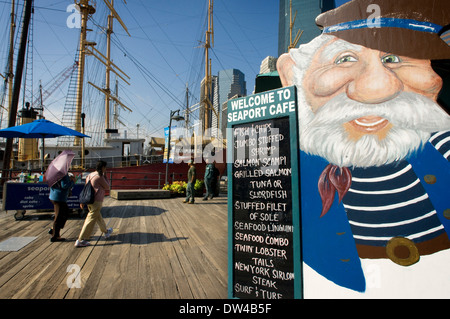 Seaport Café Restaurant dans le port. Pier 16 et 17. South Street Seaport Historic District à New York. Banque D'Images