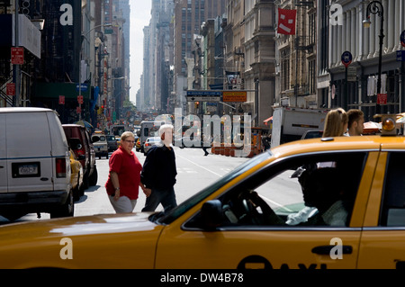 YELLOW TAXI CAB, rue Broadway MANHATTAN SOHO NEW YORK CITY USA. Un taxi passe Soho jusqu'à Broadway. Ce quartier Banque D'Images