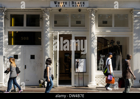 Shop marché noir de la Maison Blanche de la rue Broadway dans le quartier de Tribeca. TriBeCa est actuellement considérée comme un quartier branché et tendance Banque D'Images