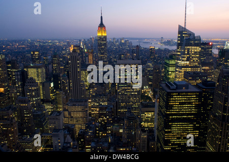 Vue de l'Empire State Building et Manhattan, New York City. Empire State Building vu du haut de la roche Banque D'Images