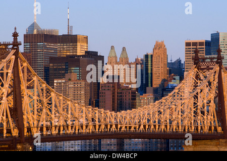 USA, New York, le Queensboro Bridge, Manhattan vu du Queens - allumé à l'aube. Vue sur le pont Queensboro Bridge Banque D'Images