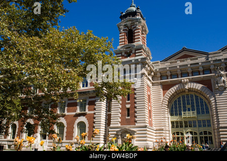 Ellis Island. Cette île était la porte principale pour tous les immigrants qui arrivent à New York à partir de 1892-1954. Ici ils ont dépensé près de 100 millions de personnes principalement de l'Irlande, l'Angleterre, l'Allemagne et l'Italie parmi les autres pays, qui ont d'abord été examiné pour vérifier qu'ils n'avaient aucune maladie, et ont ensuite été enregistrés. À l'heure actuelle, et basées sur des photographies, des bagages et des marchandises semblables à ces immigrants exerçant son activité sous l'un peut faire une assez bonne idée de ce qu'ils ont vécu. Banque D'Images