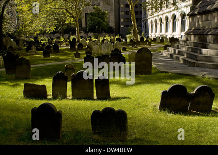 L'église Trinity Cemetery. 11 route de Wall Street corner de Wall Street. L'Amérique du cimetière de l'église Trinity sur Broadway à New York City. La plus ancienne tombe date de la fin du 17e siècle. Cette église néo-gothique a été construit en 1846 par Richard Upjohn. C'est l'une des plus anciennes paroisses anglicanes dans le pays quand il a été construit et est devenu le plus grand bâtiment de la place avec ses 85 mètres de haut. Sur le dos est le cimetière où certains New-yorkais célèbres sont enterrés. Dans le rapport web annexes certains concerts gospel et plats variés. Banque D'Images