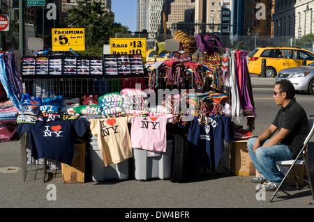 "I Love New York' Shirts, stand de souvenirs, NYC. Battery Park City. Comme l'un des endroits les plus occupés pour les touristes allant à la Statue Banque D'Images