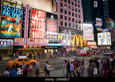 Times Square. 1560 Broadway, entre les 46e et 47e Rue. Téléphone 212-869-5667 (8:00 à 20:00). Près de trente millions de visiteurs Banque D'Images